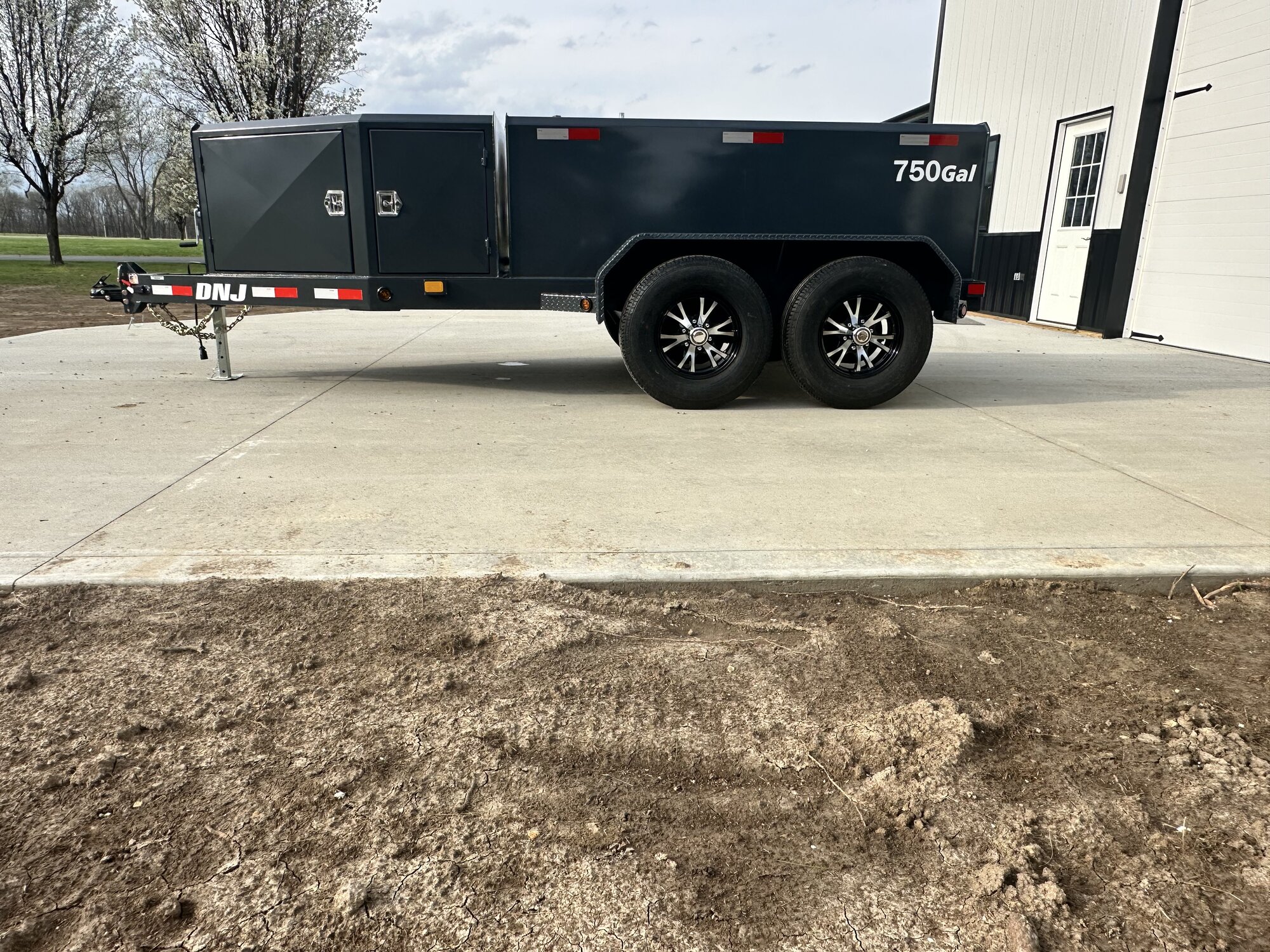 dnj 750gal fuel trailer front view tongue jack