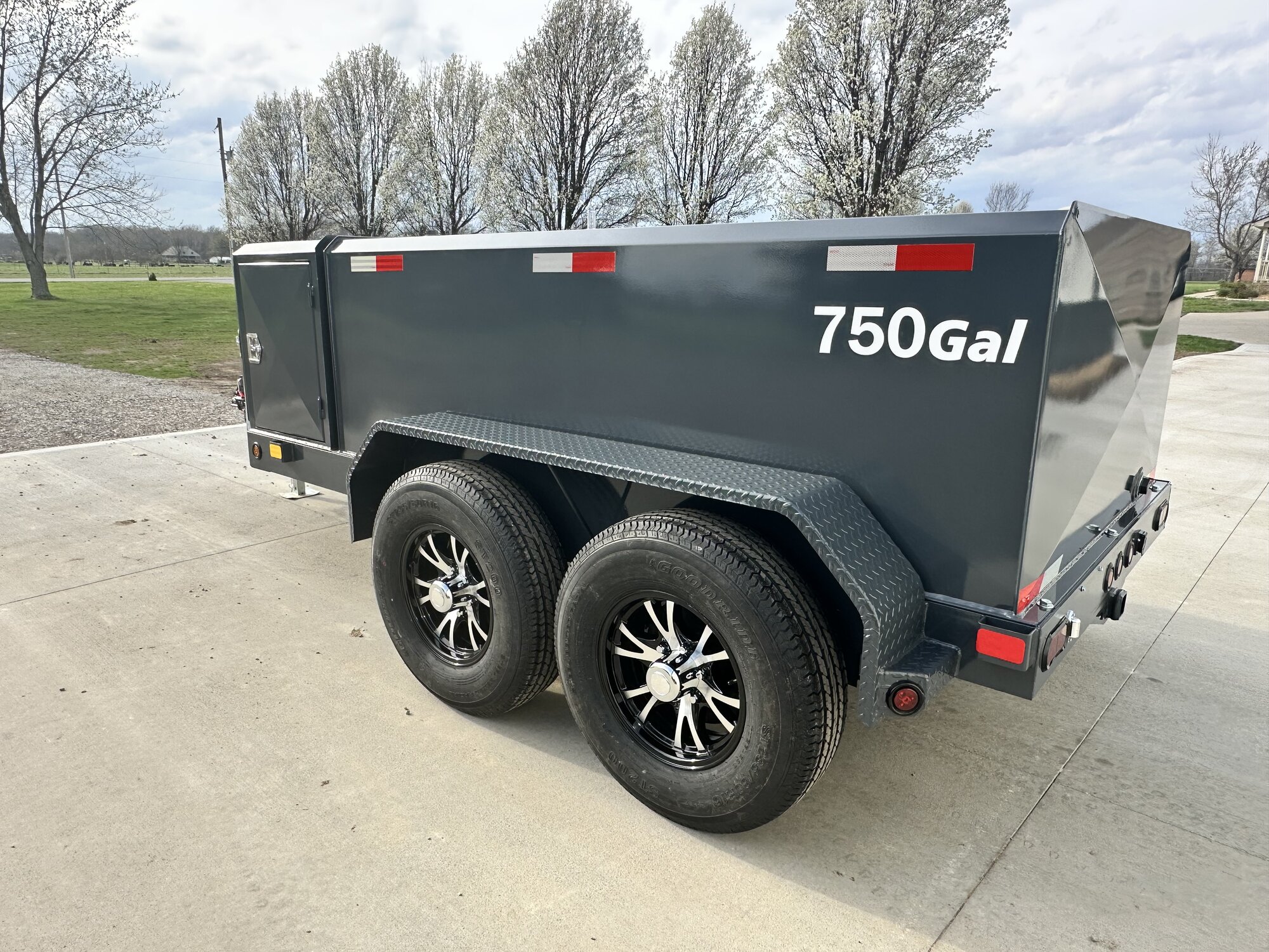 dnj 750gal fuel trailer rear centered tail lights